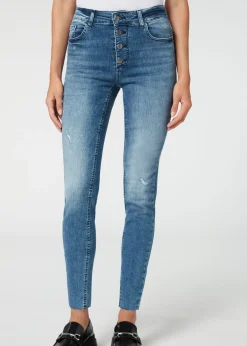 Jeans Superjustos com Botões